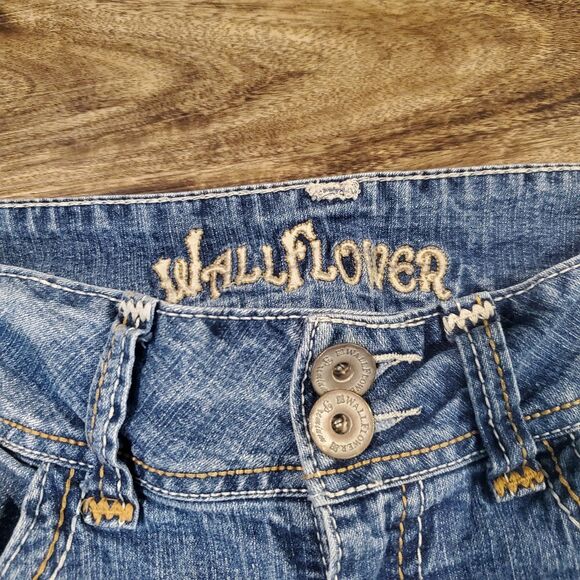 Wallflower Junior's Size 5 Jean Shorts Two Button - Picture 2 of 10